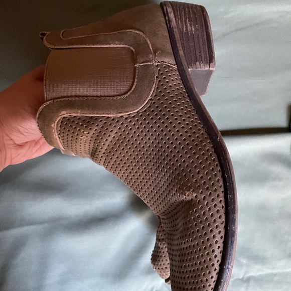 3/$5đź’«donating soon- Short tan boots - Picture 6 of 11